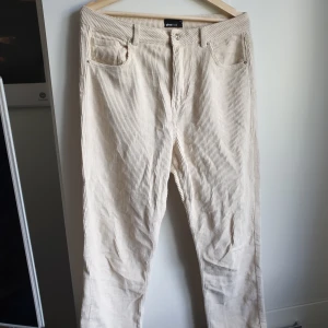 Manchesterbyxor storlek 42 - Manchesterbyxor i storlek 42, sparsamt använda. Såå fina, tyvärr lite stora för mig. 100%bomull. Frakt tillkommer 