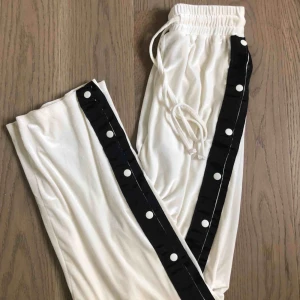  - Köpta här på plick men får tyvärr ingen användning an dom:((  (förra ägarens bild) från Chiquelle!! (ena snöret är sömmen sönder på men går lätt att laga!) Köparen står för frakt🌍 Vill bli av med allt så fort som möjligt✨🥰