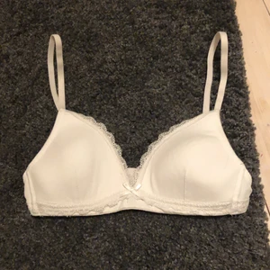 Storlek 65A -  Säljer denna fina vita bh, aldrig använd mycket bra skick❤️