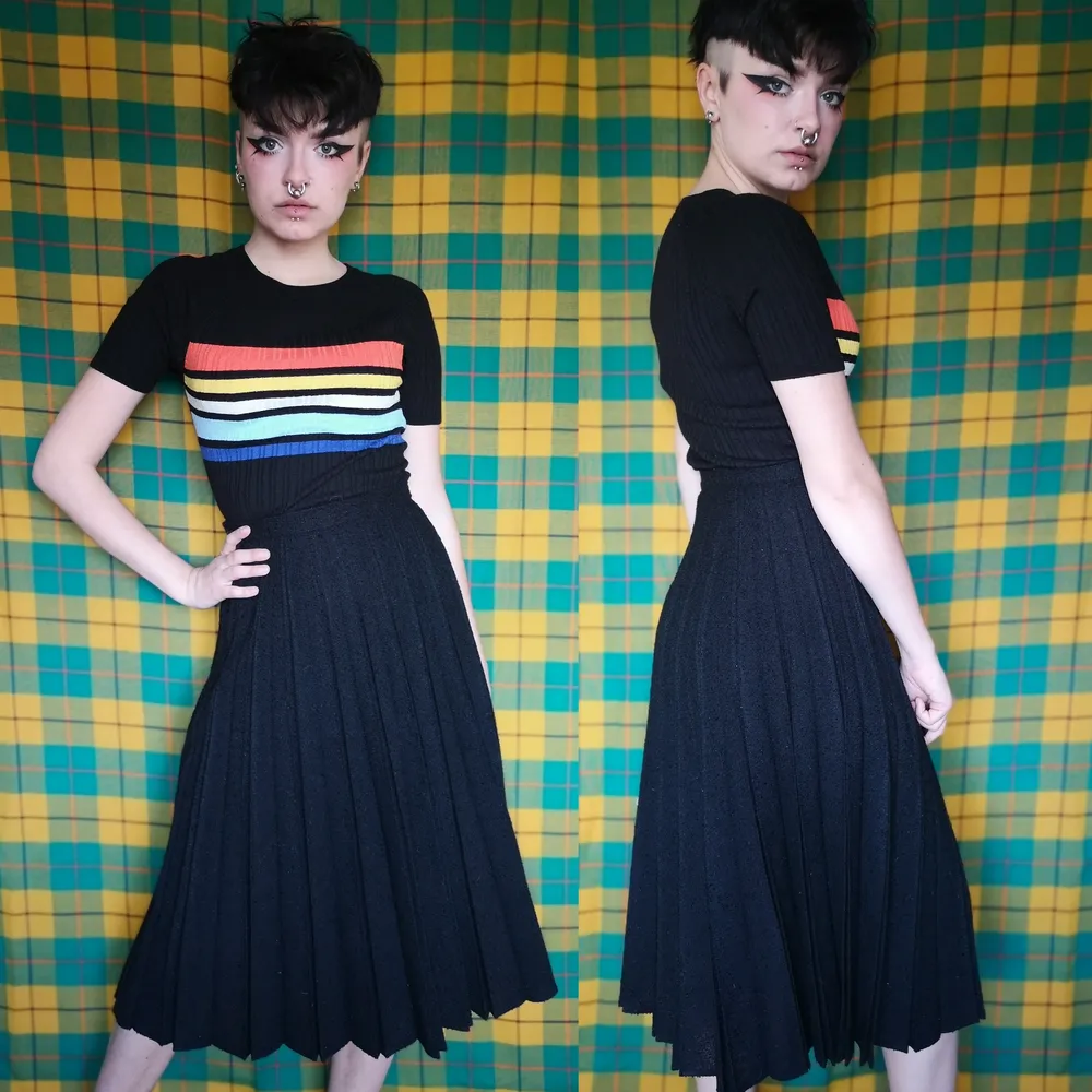 Vintage plisserad kjol i stl 36, midjan mäter cirka 67 cm och längden cirka 73-74 cm. Står inget material men är lite 