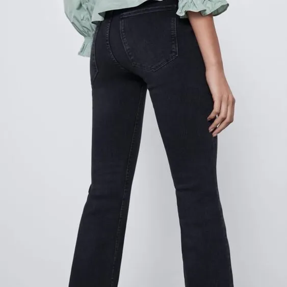 Mörkgråa assnygga jeans från zara, raka och croppade (strl 36). Stretchiga i materialet och sitter bekvämt org pris- 399. Jeans & Byxor.