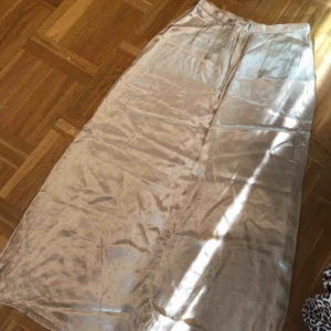 Lång kjol  - Tror det är str 34 fint skick, men str lappen är bortklippt. Sen är guld färgade i silke. Frakt ingår el 