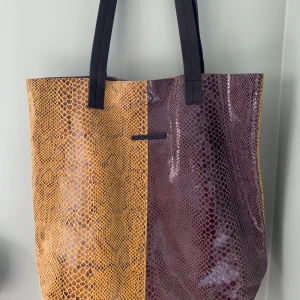 DAY läder axelväska  - Jag minns bara att jag använde den en gång sedan jag köpte. Handtaget är lite brustet, annars är det helt perfekt. Mycket bra för daglig användning och elegant.  Du kan välja att betala leveransavgiften för att bokföra den eller hämta själv.