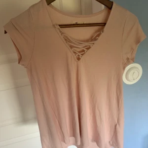 Hollister tröja - Fin ljusrosa hollister tröja med snörning som aldrig kommer till användning längre. Mycket fint skick. Frakt tillkommer. 