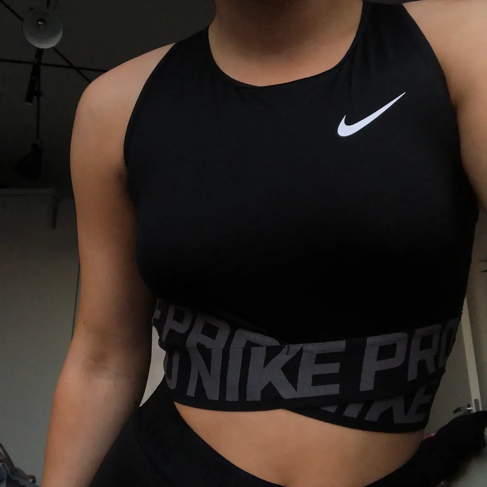 !!BUDGIVNING!! Nike PRO topp med mesch material på baksidan aldrig använd. Ganska säker på att den är slutsåld 🦋 HÖGSTA BUD JUST NU: 190kr + 63kr frakt.. Toppar.