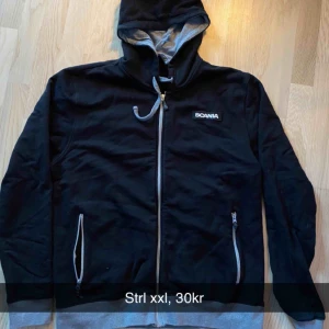  - Hoodie med stort tryck på ryggen. Snålt använd.