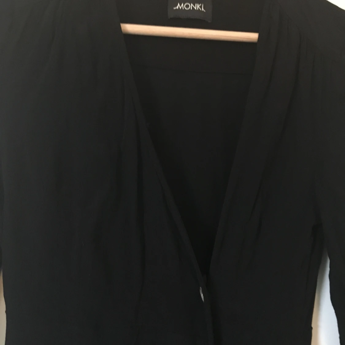 Svart klänning med omlottknäppning Monki - 90