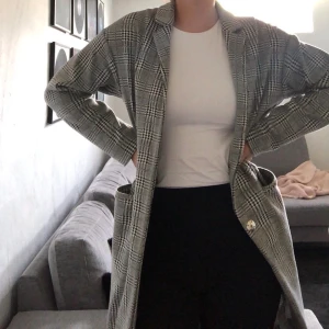 Vårkappa - Väldigt fin lite längre vårkappa från topshop. Använd några få gånger, frakt ingår