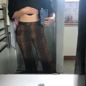 Mönstrade kostymbyxor  - Jättefina byxor från &otherstories, använd en gång säljer pågrund av att dem är för små. Frakt ingår