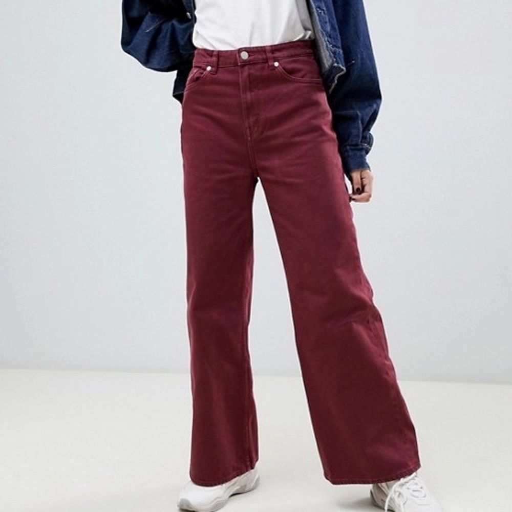 Ett par flare jeans i populära modellen ace från weekday! Waist 28 längd 30. Nypris 500kr frakt ingår!. Jeans & Byxor.