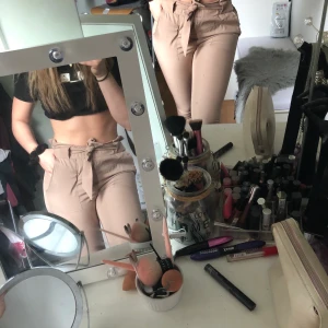 SNYGGA oanvända kostymbyxor - Storlek xs/s, helt oanvända!