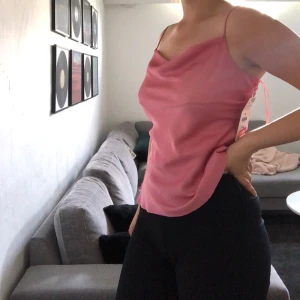 Topp från Zara - Jättefint linne från Zara, aldrig använd prislapp sitter kvar. Frakt tillkommer