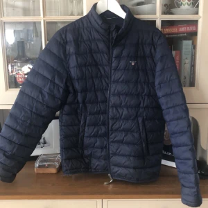 GANT dunjacka - Bra skick. Inga fläckar eller skador. Hör av dig om du vill ha mer bilder. Köparen står för frakt
