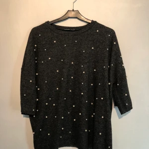 Tröja med pärlor! - Säljer en tröja med pärlor på framsidan från Zara, jättesnygg! Knappt använd, den ligger bara i garderoben 💘💘 storlek S! Säljes för 150 + frakt 💞 