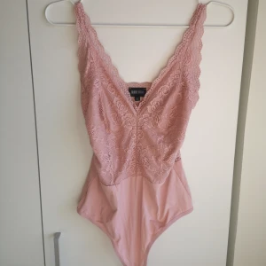 Rosa spetsbody - Söt spetsbody från Bubbleroom. Stretching i materialet. Frakt 10 kr 