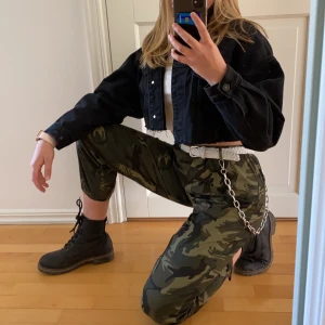 Cammobyxor !!! - Ett par fräsiga Cammobyxor från ROMWE. Fick av misstag två stycka när jag köpte dem online så säljer andra paret. Har resor så passar de flödat. Har tappat färgen en aning efter att man har tvättat dem men levererar fortfarande:)). ( kedja ingår)