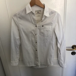 Skjorta Lexington - Vit skjorta i storlek XS från Lexington. Nyskick, normal i storleken. Finns att hämta på Östermalm alternativ att köparen betalar frakt. 