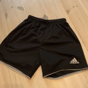 Adidas shorts - Adidas shorts, snöret saknar i midjan