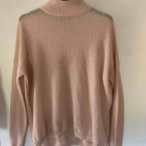  - Stretchig, ganska tunn ”stickad” tröja. Babyrosa.