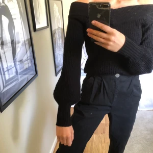 Stickad off-shoulder tröja  - Snygg stickad tröja i off shoulder. Sticks inte! Frakt på 79 kronor tillkommer. 