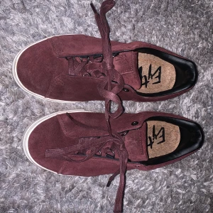 Eytys doja  - Säljer mina vinröda eytys, storlek 37. Använda ca 5 gånger så är i bra skick! Box och dustbag medföljer 