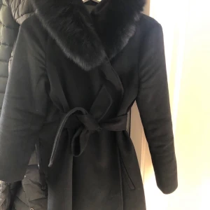 Ullkappa m äkta päls - Säljer min supersnygga Chelsea coat! Stl 38 Som ny! Påminner om Max Mara kappan!Present Avtagbar äkta päls. Köpt i dec 2019 för ca 6000:- anv ett par ggr! Kvitto finns inte tyvärr. Perfekt till våren hösten o vintern!Supersnygg! New pure wool 100 % wool.
