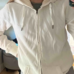  - Världens skönaste huvtröja som aldrig är använd💘  har en liten vit text på axeln där det står ”on the peak”