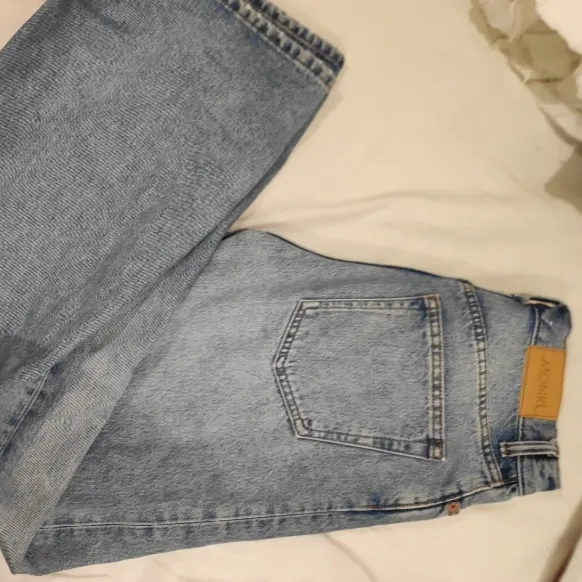 Högsta bud: 380kr med frakt 💜 Säljer min Monki jeans, modell Yoko i storlek 27, eftersom de är för stora för mig. Skriv för bilder 💕 jag kan också tänka mig göra en byte med storlek 24/25. Köparen står för frakt! . Jeans & Byxor.