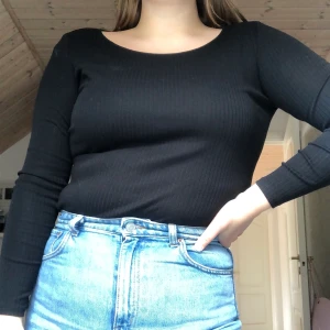 Svart långärmad top - En superfin tröja från Monki som passar perfekt till vardags eller fest! Väldigt bra skick då den Max är använd 2ggr:) 💛
