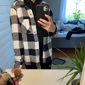 Cool rutig skjorta - Asfin rutig skjorta som går att ha över en hoodie, vanlig tröja eller bara som den är💓 använd 1 gång 