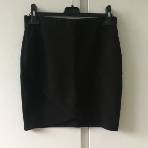 Svart kjol - Svart omlottkjol från Gina. Frakt tillkommer!