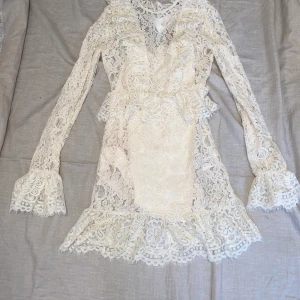 Vitklänning - Virklänning som passar perfekt till studenten eller bara till en härlig sommar dag. Storlek xs. Aldrig använd. Tajt passform med massor utan detaljer. Skicka dm vid fler frågor 🥰 frakt 50kr