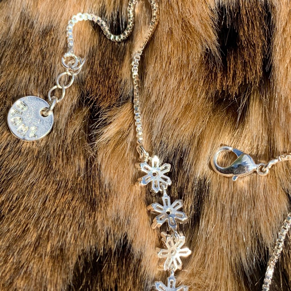 Helt oanvänt, inköpt i våras i Norge✨ Tunnt och gulligt armband med följsam kedja, och fyra små blommor i mitten! Köparen står för 11kr frakt<3 ej äkta silver! Sista bilden visar baksidan :) Kolla gärna in min sida för fler smycken💖. Accessoarer.