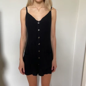 Perfekta sommarklänningen  - Den perfekta sommarklänningen med justerbara band som därför passar 34-36 storleksmässigt.