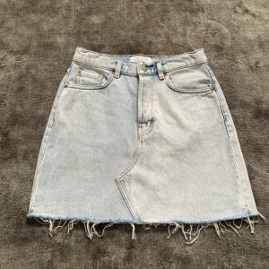 Jeans kjol från &otherstories - Söt somrig jeans kjol från &otherstories, endast provad. Säljer den för att den tyvärr blivit förliten. Den är i storlek 32 men skulle även säga att den passar 34. Köparen står för frakten. Slutsåld på &otherstories!!