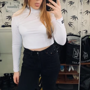 Crooked tounges topp - Vitt croppad topp från crooked tounges med polokrage, jättesnygg topp som man både kan klä upp och klä ner 🥰Använd 2 gånger och säljer den för att jag inte använder kortare toppar längre. Frakt tillkommer📦