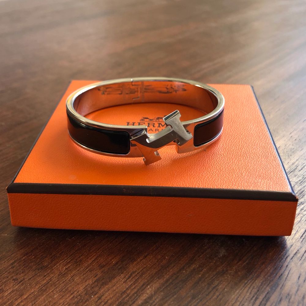Säljer mitt Hermes-armband i modellen ”Clic H Bracelet”. Använt ett fåtal gånger. Nypris 6200kr. Låda och dustbag medkommer självklart! Priset kan diskuteras. Frakt ingår!. Accessoarer.