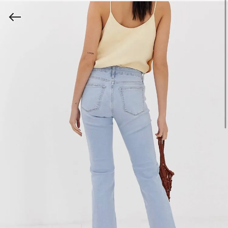Säljer dessa jeansen ifrån Mango i storlek 32, passar även 34. De är ljusa raka, med slitningar nedtill. Kan frakta eller mötas upp i Karlstad. SÄNKT PRIS TILL 100KR. Jeans & Byxor.