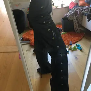 Skitsnygga, aldrig använda populära track pants från Chiquelle. Lappen är kvar!! Sitter skitfint men tyvärr för långa på mig som är 157cm. Priset är inklusive frakt!