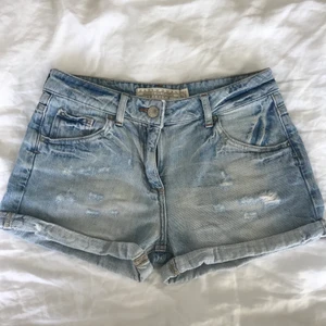 Ljusa jeans shorts från zara - Snygga ljusa jeansshorts från zara, storlek 36
