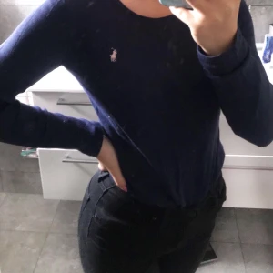 Ralph Lauren tröja  - Säljer denna super fina långarmade t-shirt från Ralph Lauren💙  Färgerna är marinblå på tröjan & märket är ljus rosa. Jätte stretchig och skönt mjukt material  Strl S men passar även xs & M Inga slitningar eller fläckar  Nypris 599kr mitt pris 100kr⚡️