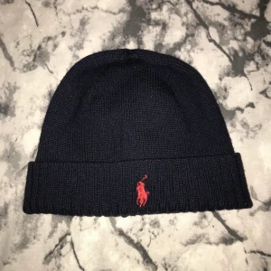Polo Ralph Lauren mössa - Äkta Polo Ralph Lauren mössa i marinblå färg. Den är i fint skick. Köparen står för frakten✨