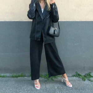 Byxor från Bershka  - Knappt använda. Storlek S. Jag är mitt i en flytt så vänligen respektera att jag inte kan skicka fler bilder. De som ligger ute är de bilderna som gäller 😊