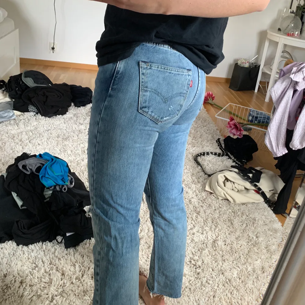 Levis jeans som jag har klippt av själv. Storlek W29 L32 men skulle säga att det passar 28 med! Betalning sker via Swish och köparen står för frakten. Jeans & Byxor.
