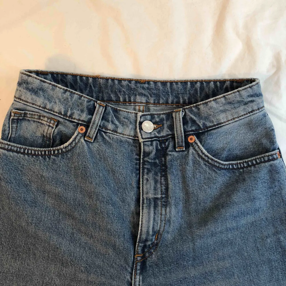 Snygga high waist jeans från Monki, använda men i jättefint skick. Frakt tillkommer!. Jeans & Byxor.