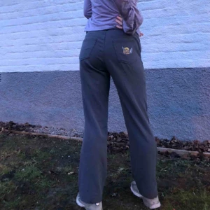  - Supersnygga och sköna byxor med handmålad ängel! Passar mig med storlek S men skulle även passa en M Jag är 169 cm lång💞