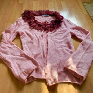  - EN COOL FEST KAPPA! Passar väldigt bra till KLÄNNINGAR eller JEANS. Köpt från Italien 🇮🇹 Med äkta LÄDER! Använd ett fåtal gånger, i gott skick! 😊 Går att mötas upp i Stockholm eller frakta (köparen betalar för frakt). Betalning via Swish ✅