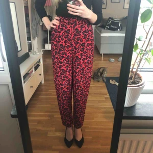  - Älskar dessa men får aldrig tillfälle att ha dem. Uppfattas lite mörkare och rödare i verkligheten. Riktigt långa i benen så alla kan ha dem. Bara att sy upp. 