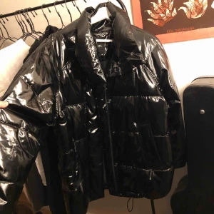  - Snygg lackjacka från Monki. Använd fåtal gånger. Nypris 599kr.