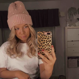  - Mössa från ginatricot, pärlor på. 